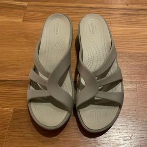 CROCS Sanrah Slip On Low Wedge Sandals Tan Taupe Comfort Women's Size 8